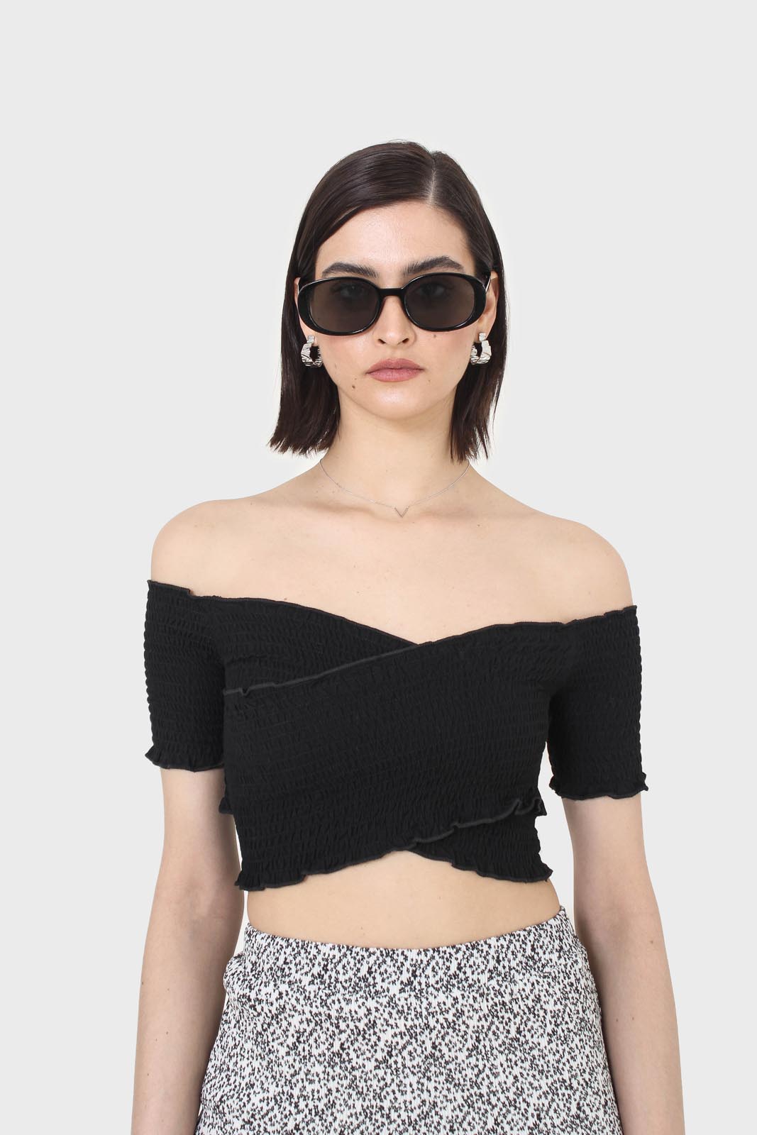 Black ruched cropped off shoulder tee_1