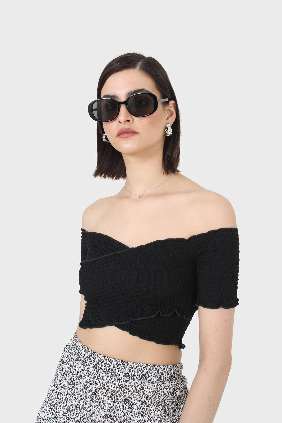 Black ruched cropped off shoulder tee_4