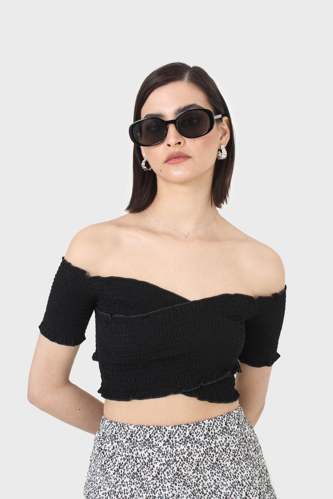 Black ruched cropped off shoulder tee_8