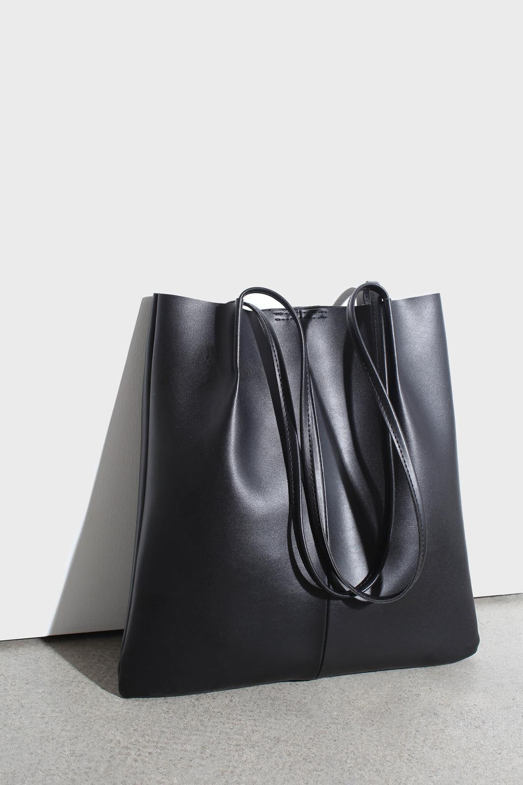 Black vegan leather pinched strap tote bag_1