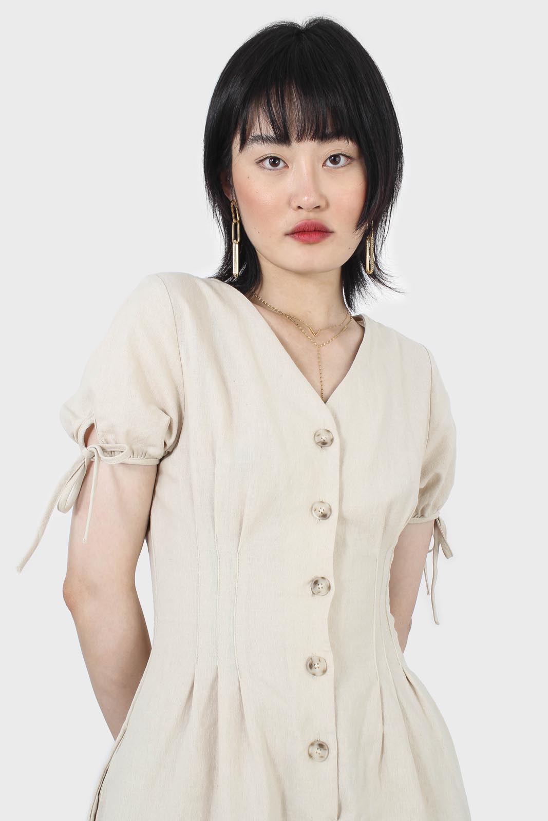 Beige V-neck tie sleeved linen romper_8