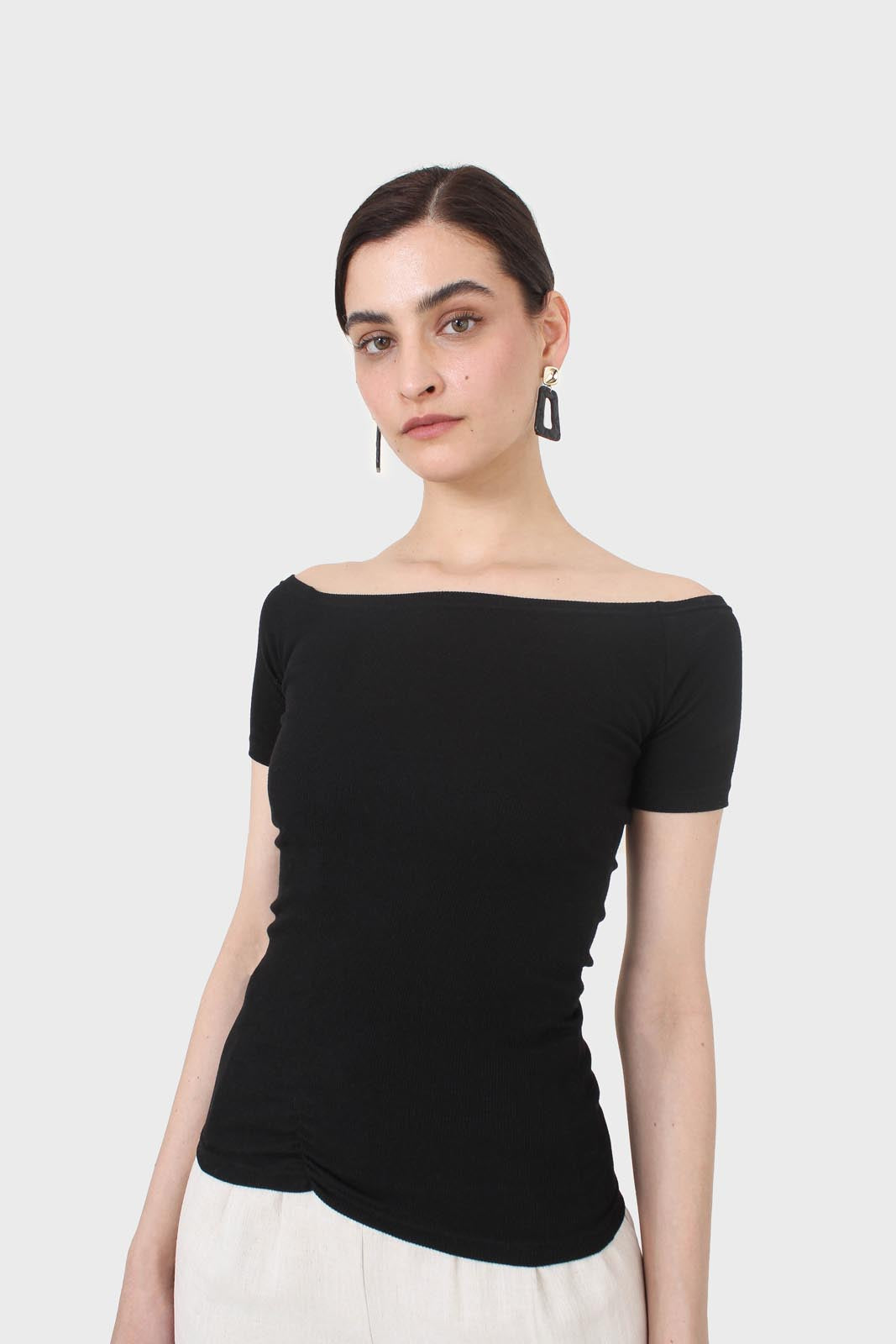 Black side shirring off shoulder tee_1