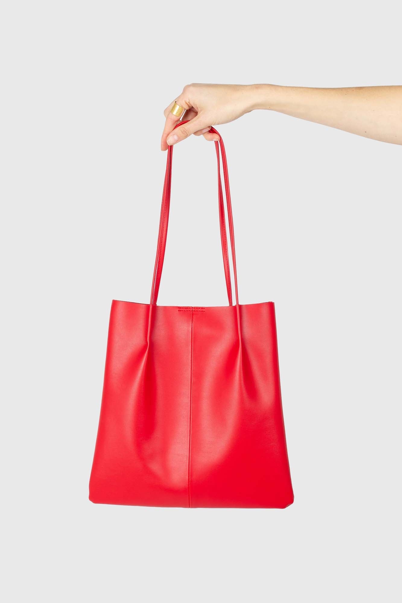 Red vegan leather pinched strap tote bag_2