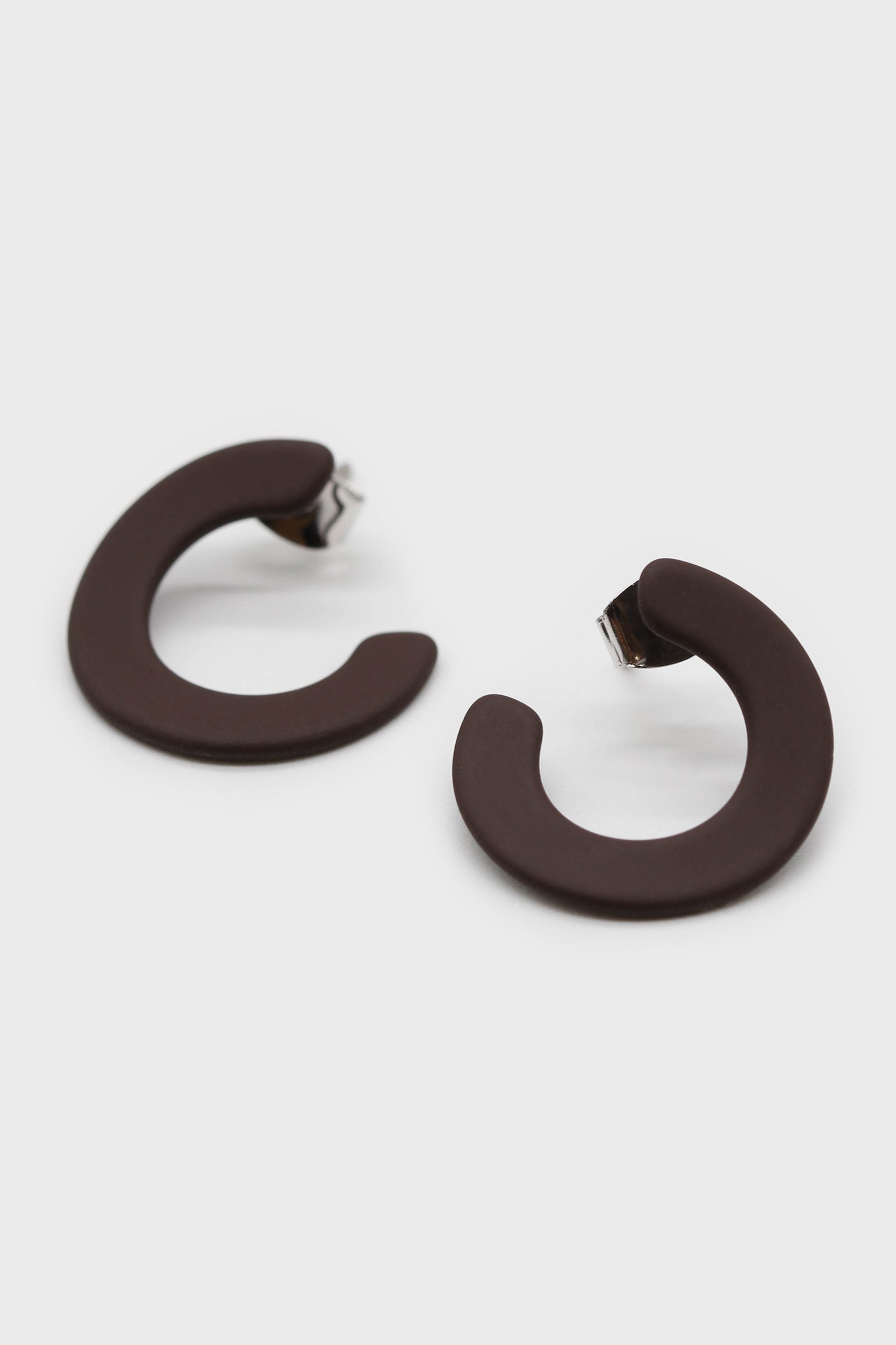 Dark brown matte open circle stud earrings_1