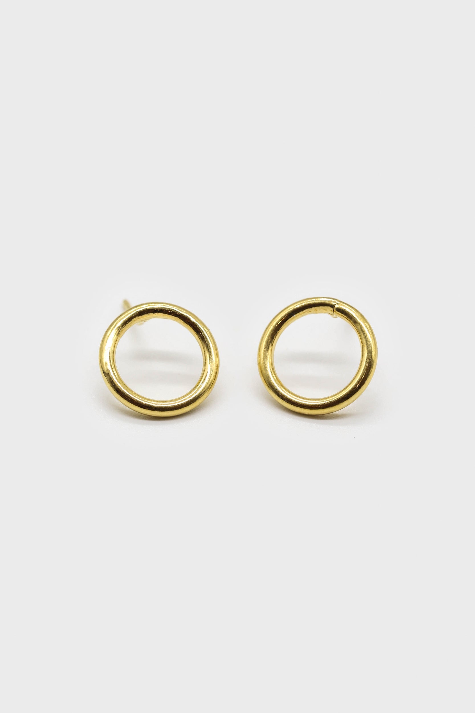 Gold hollow circle stud earrings_1