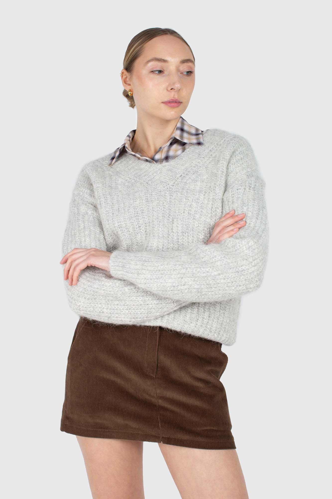 Ice grey hairy alpaca V-neck ribbed jumper_2