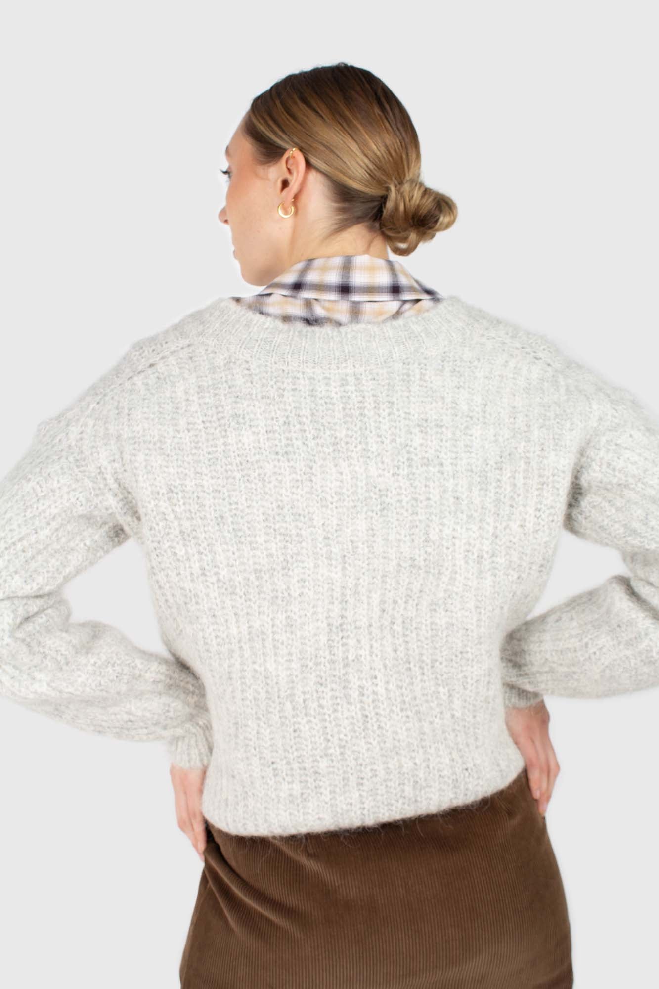 Ice grey hairy alpaca V-neck ribbed jumper_3