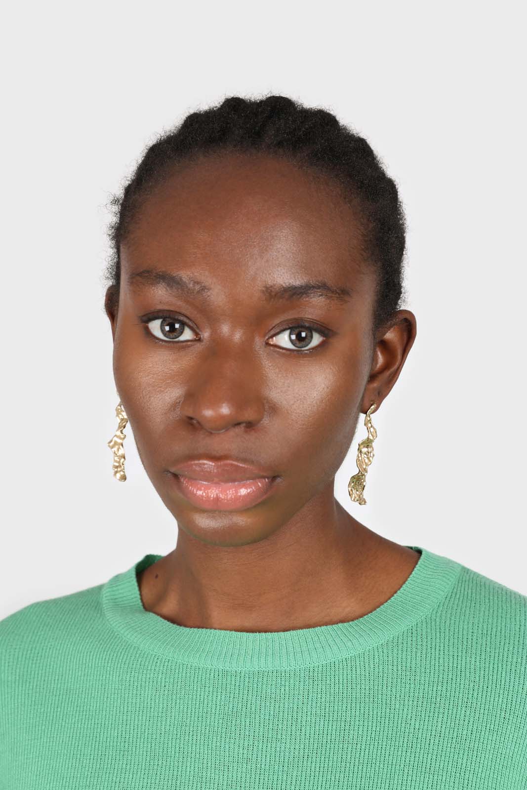 Gold hammered twisting shard earrings_3