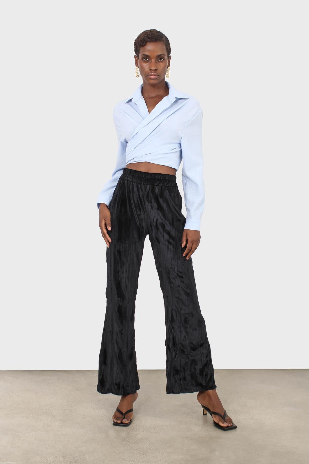 Black wrinkled loose fit trousers_4