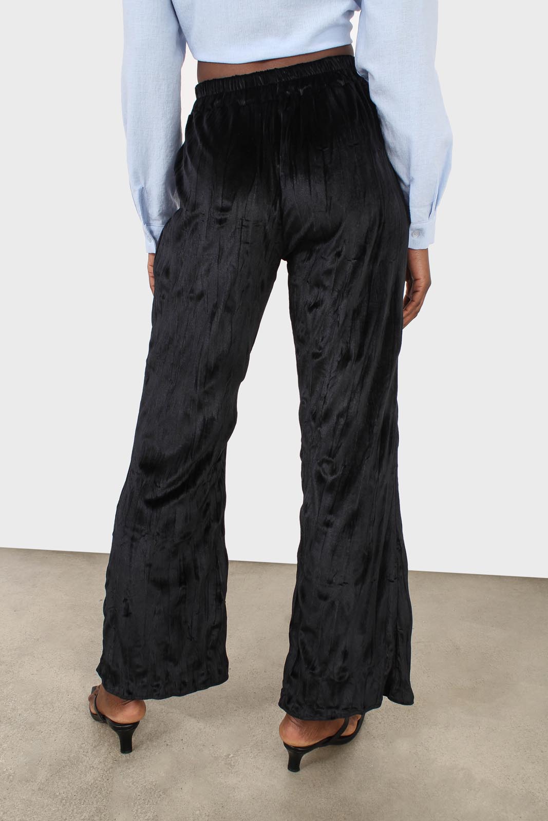 Black wrinkled loose fit trousers_3
