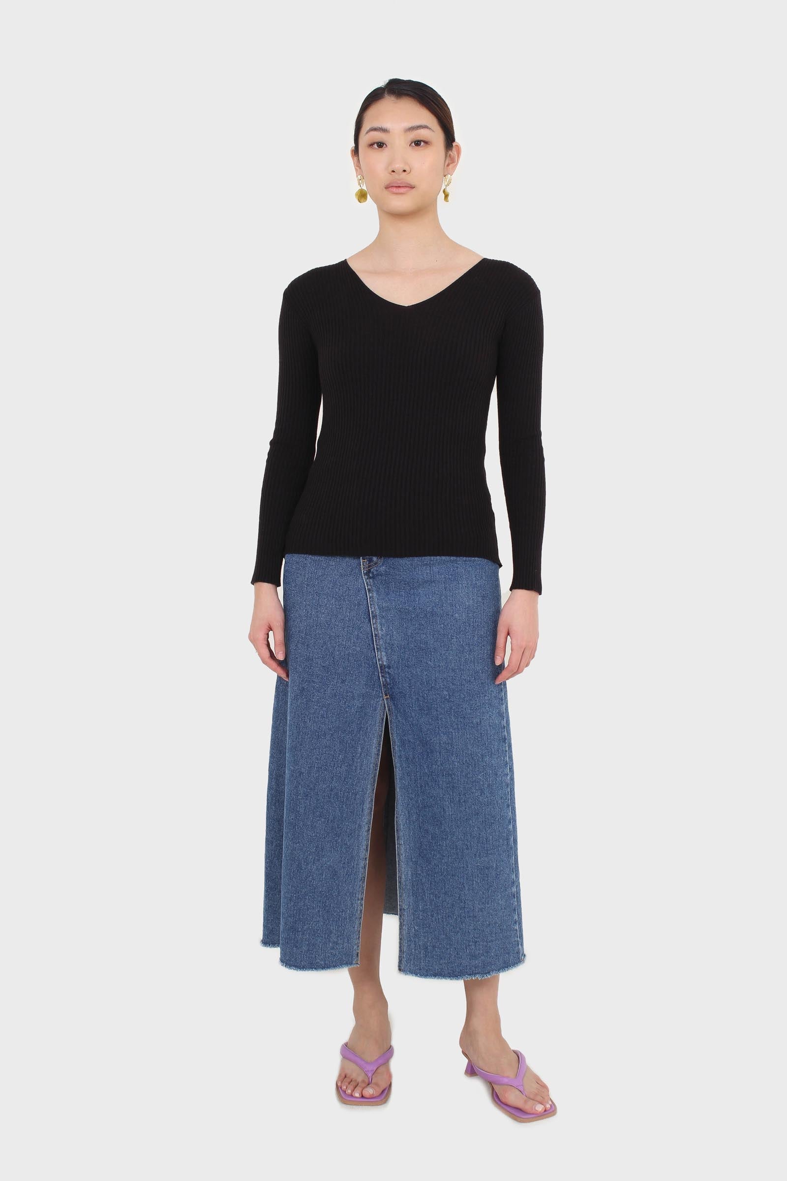 Black V-neck ribbed long sleeved knit top_12