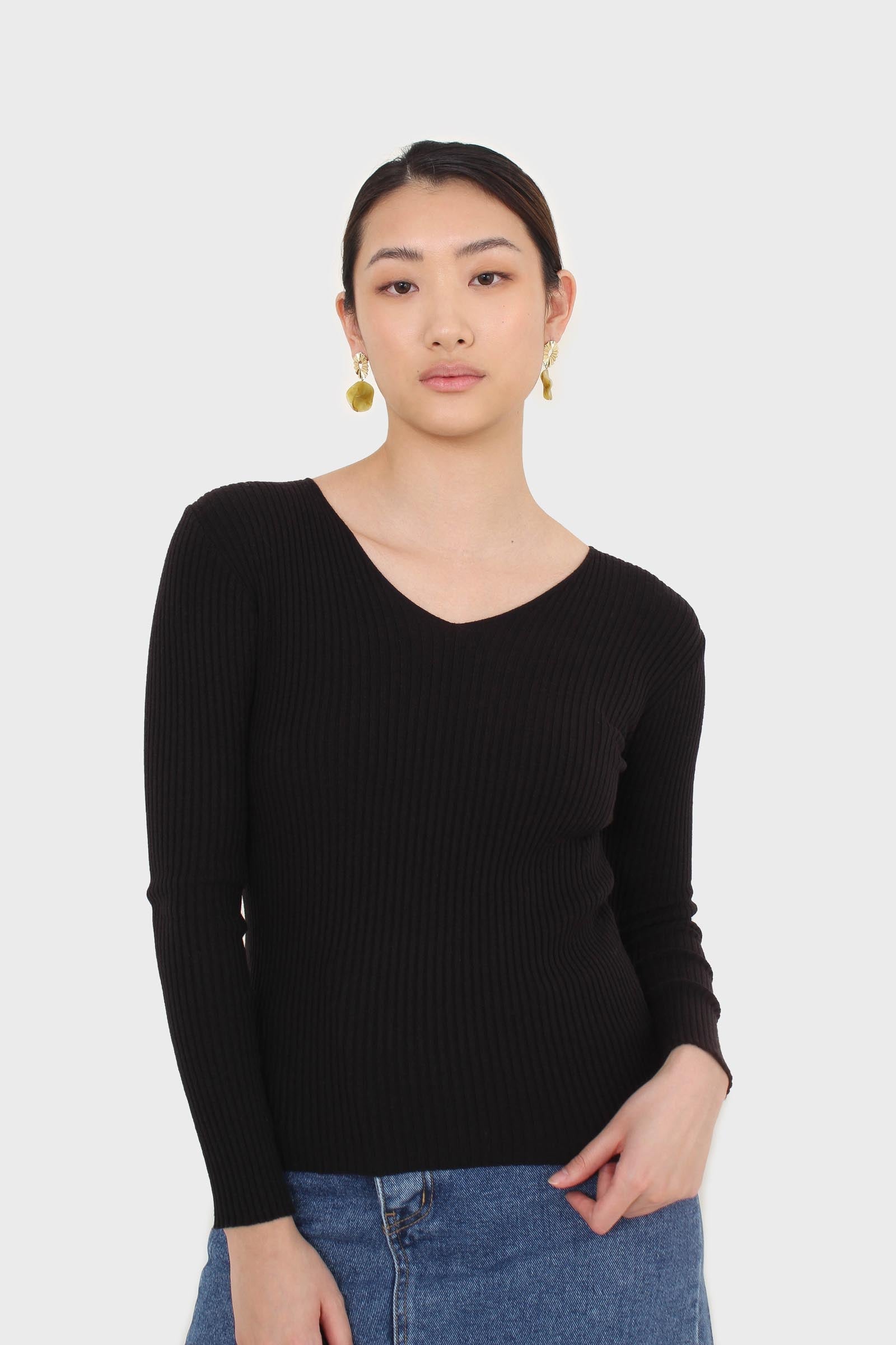 Black V-neck ribbed long sleeved knit top_13