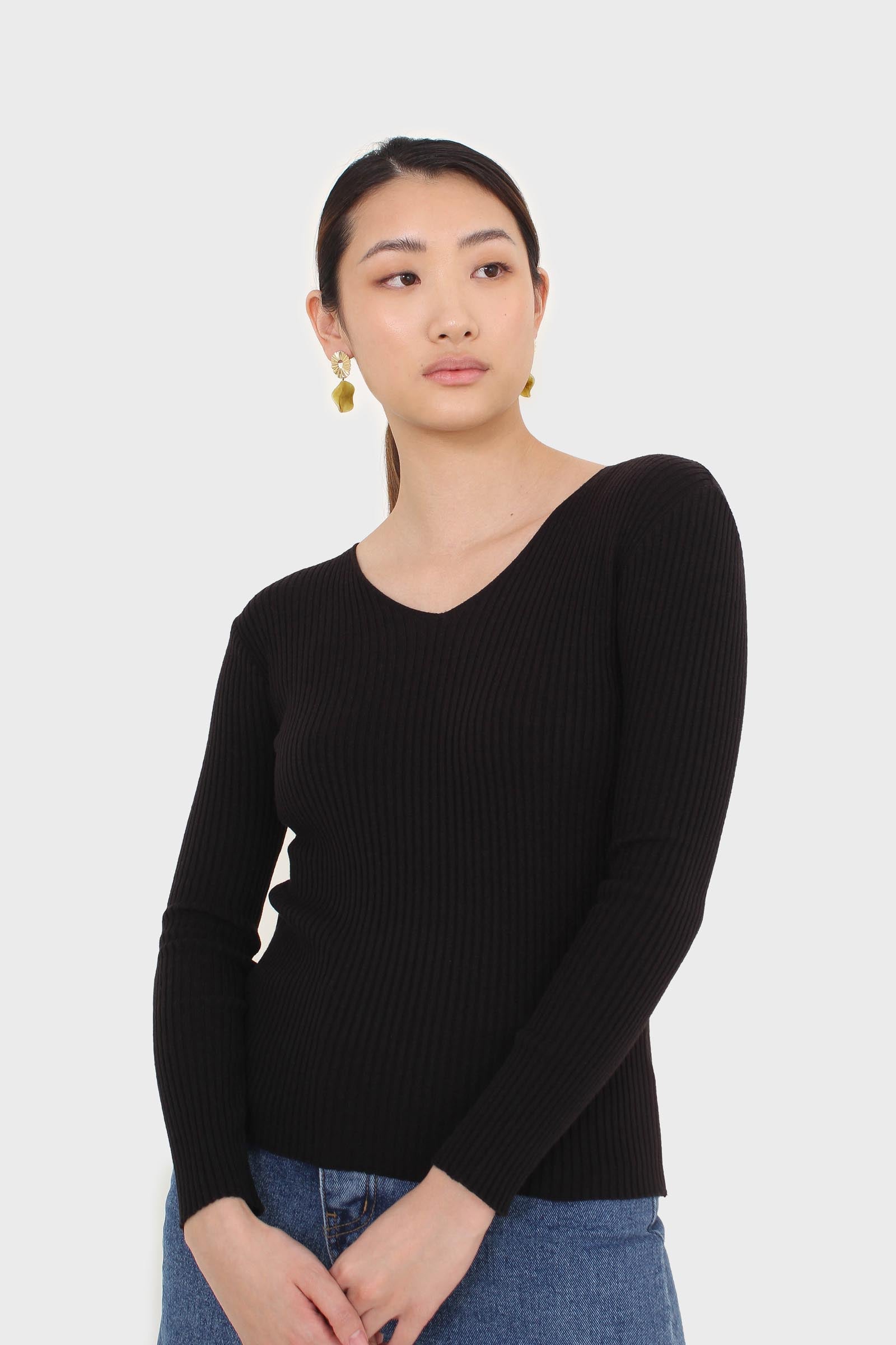 Black V-neck ribbed long sleeved knit top_14