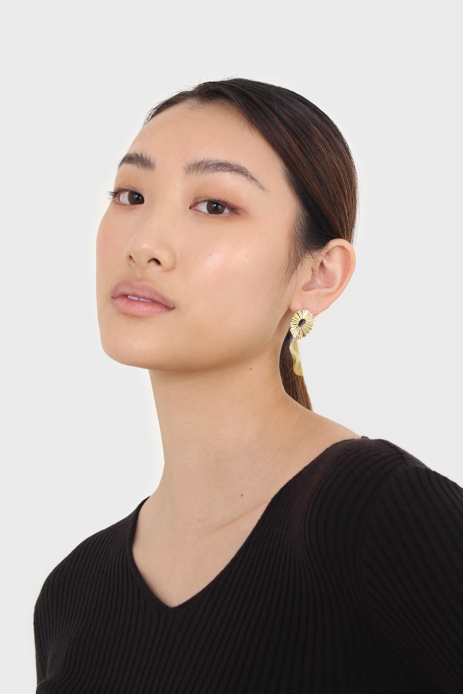 Black V-neck ribbed long sleeved knit top_16