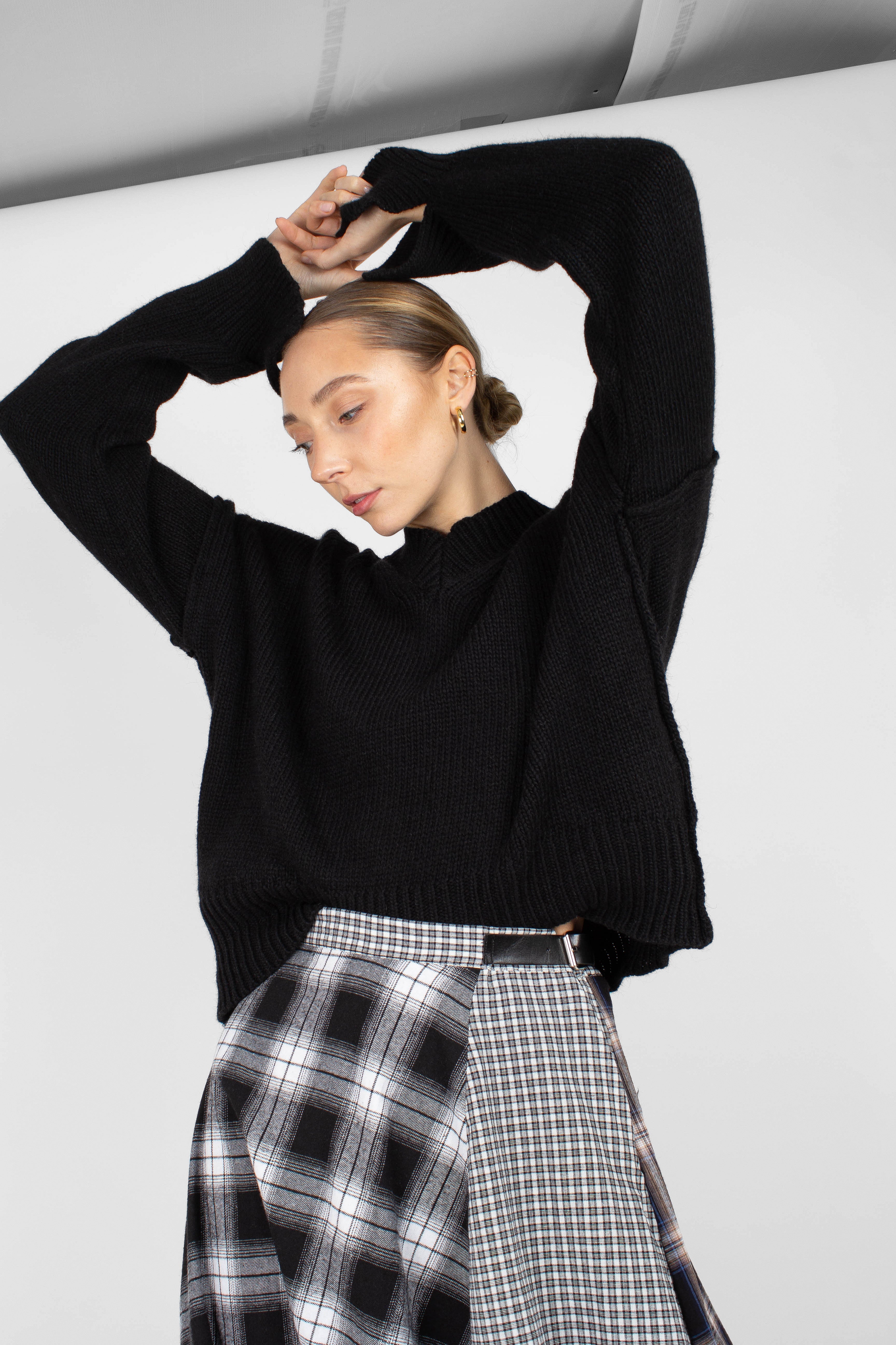 Black V-neck loose fit angora jumper_1