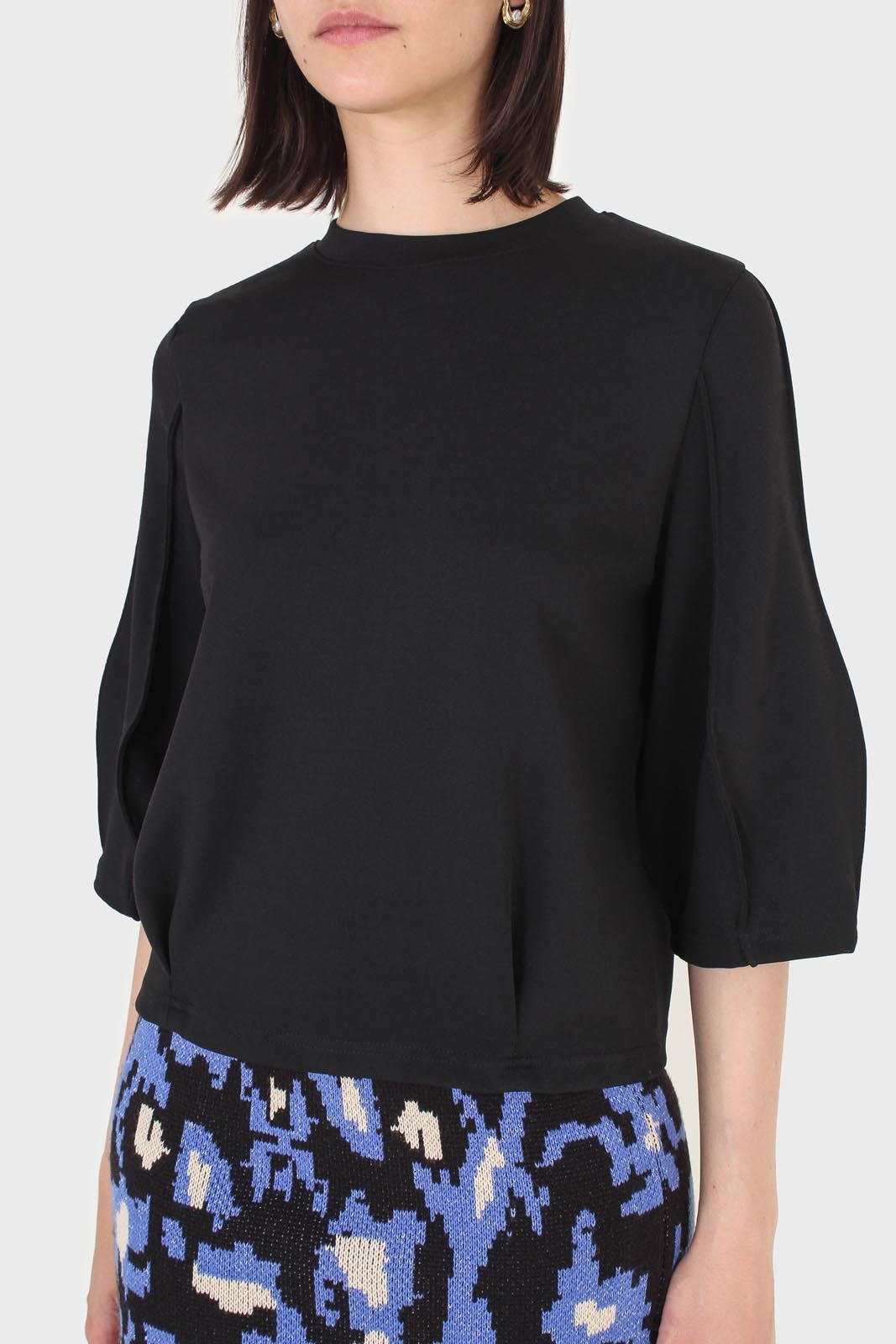 Black sharp seamed 3/4 sleeve top_2