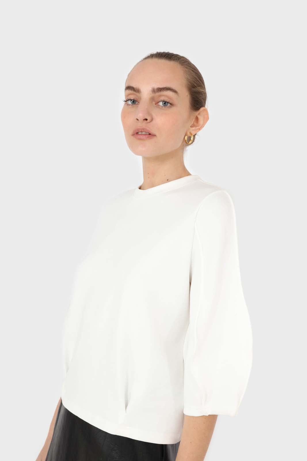 White sharp seamed 3/4 sleeve top_3