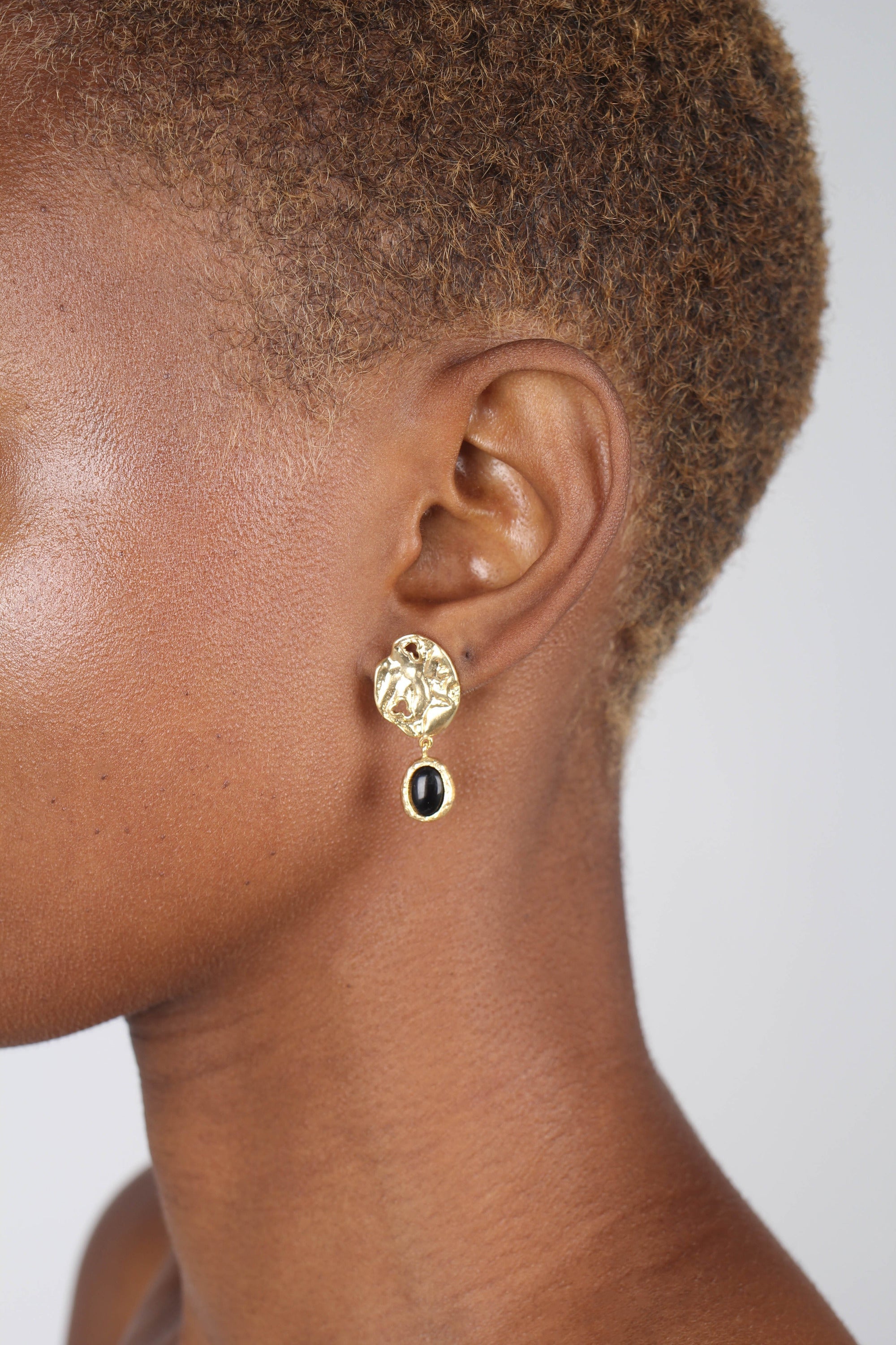 Gold and black hammered circle drop earrings_1