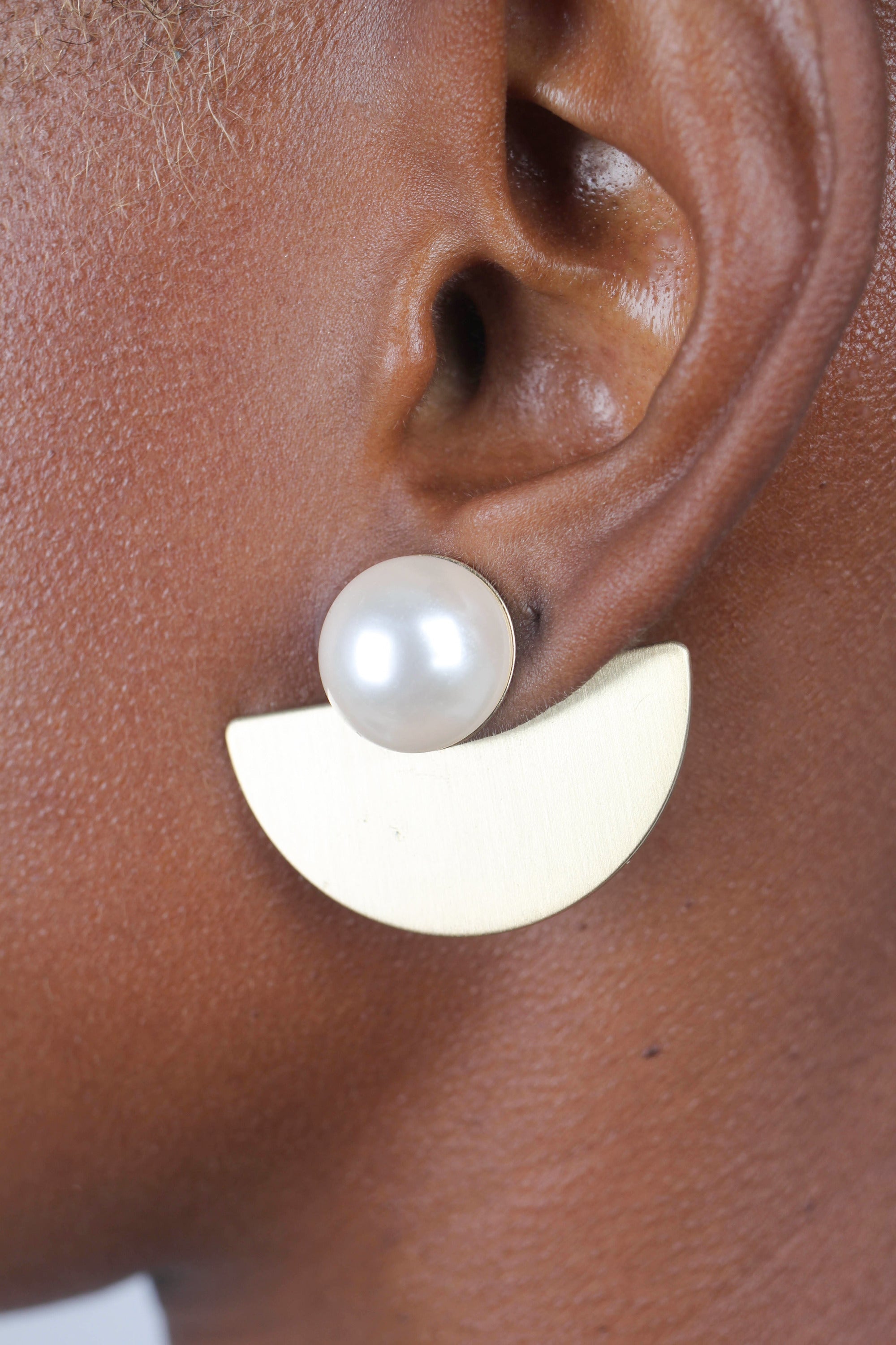 Gold giant pearl fan earrings_5