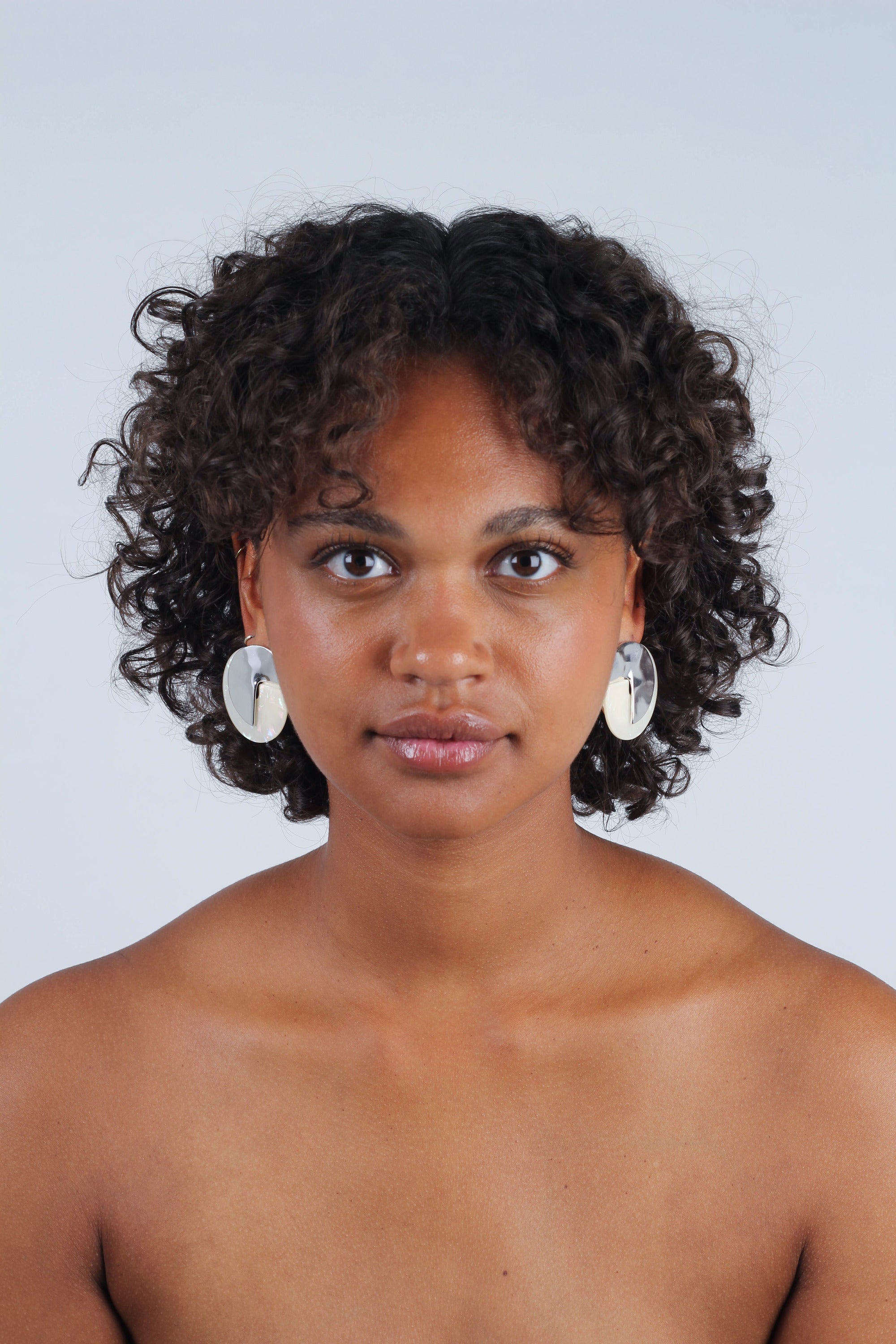 Ivory fleck and hammered silver disc earrings_5