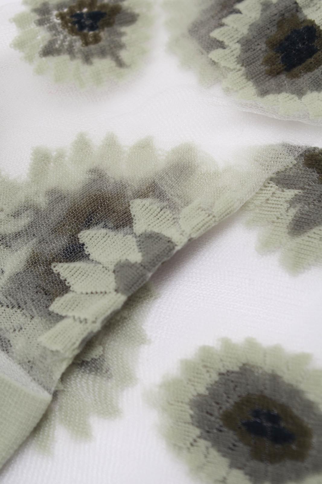 Khaki large daisy sheer socks_2