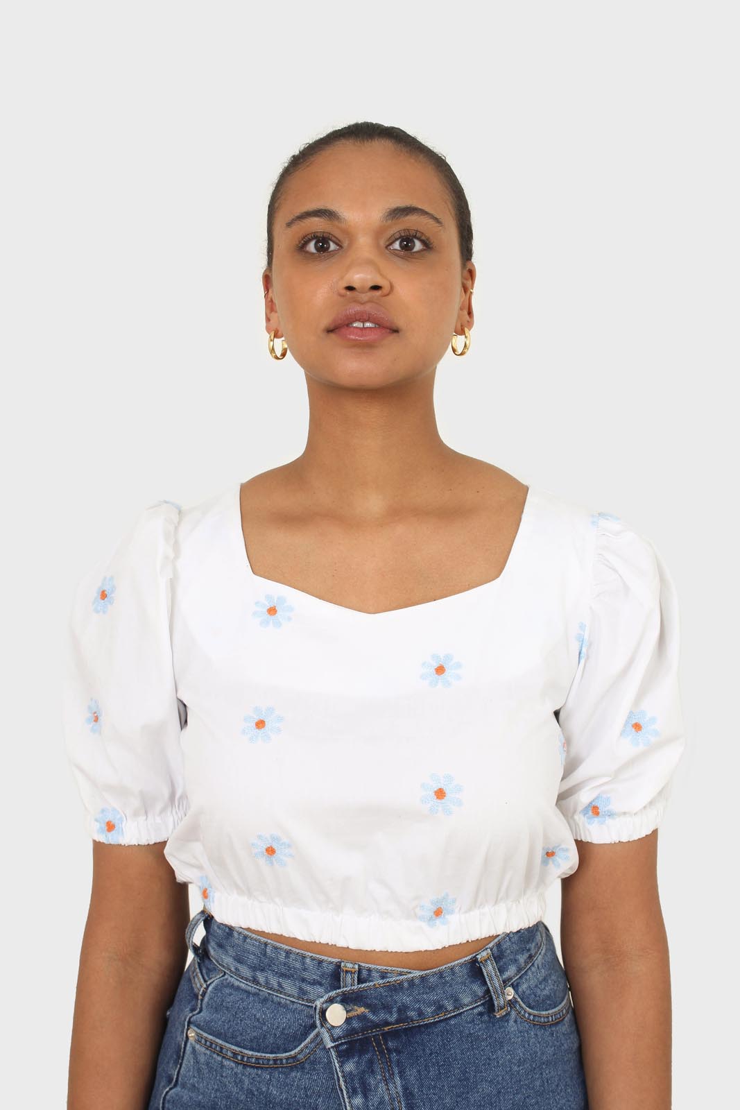White embroidered daisy short sleeved top_3