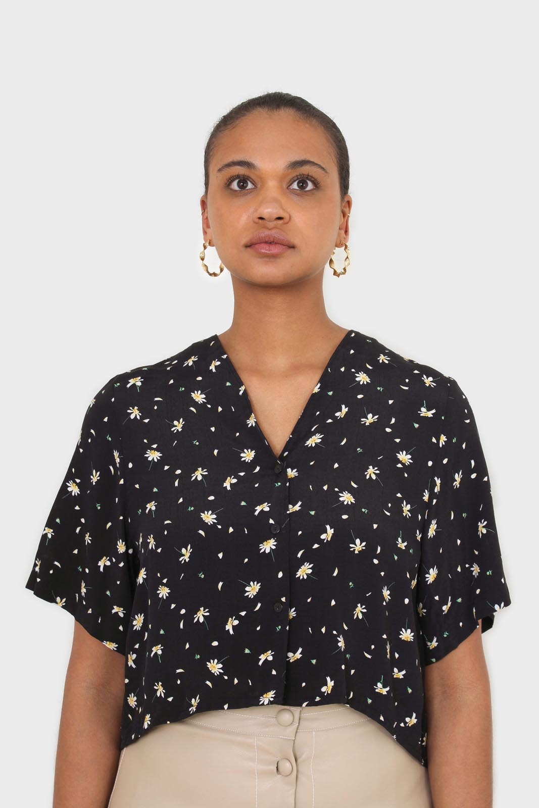 Black daisy print short sleeved blouse_2