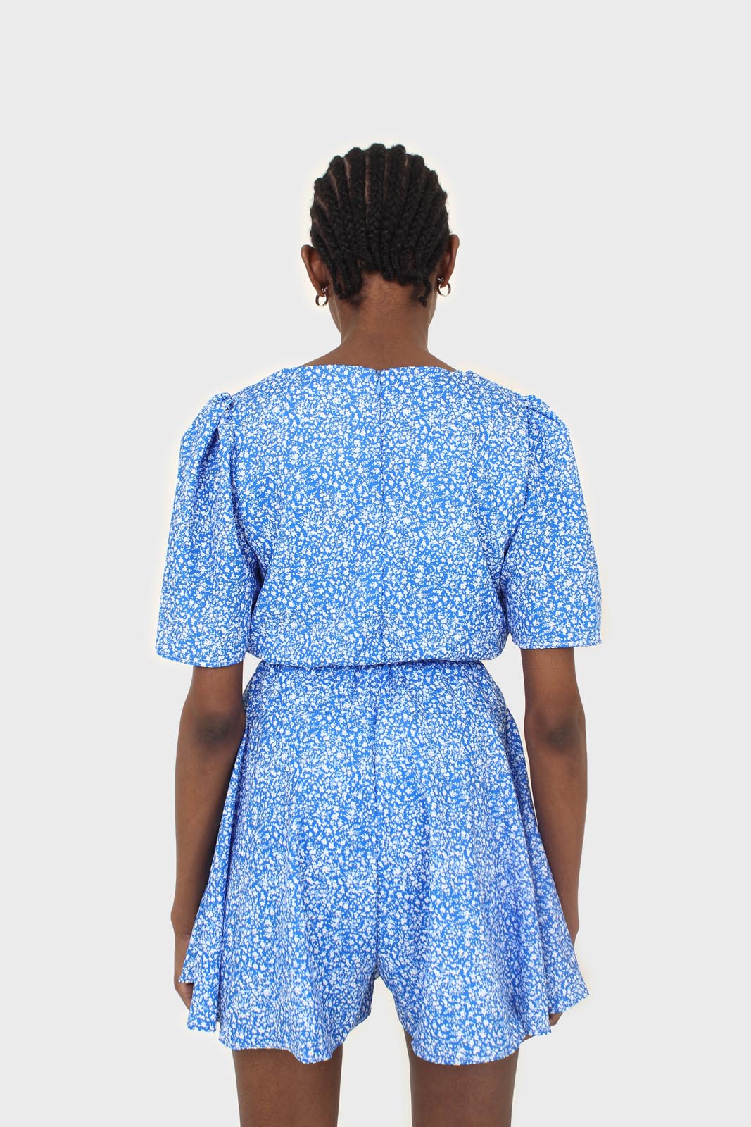 Blue and white floral print tie waist romper_5