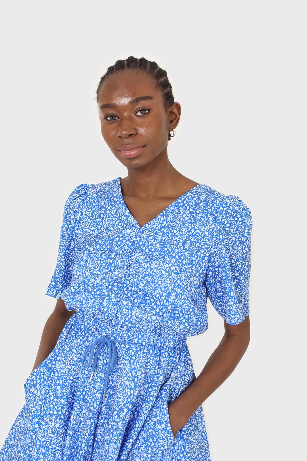 Blue and white floral print tie waist romper_6