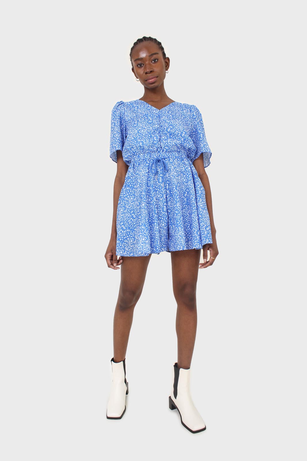 Blue and white floral print tie waist romper_8