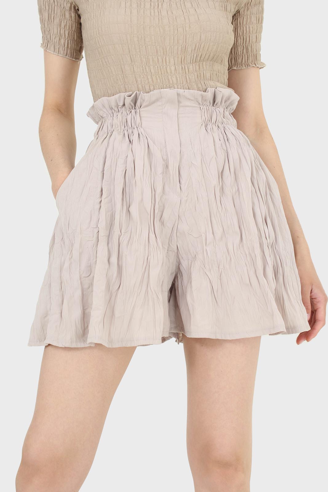 Beige silky wrinkle shorts_1