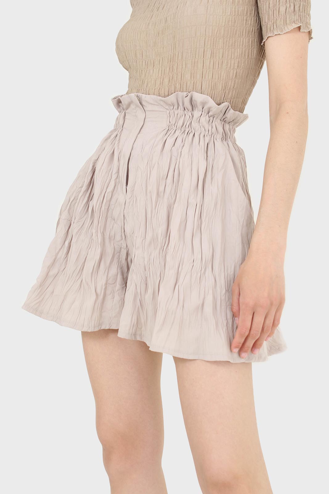 Beige silky wrinkle shorts_6