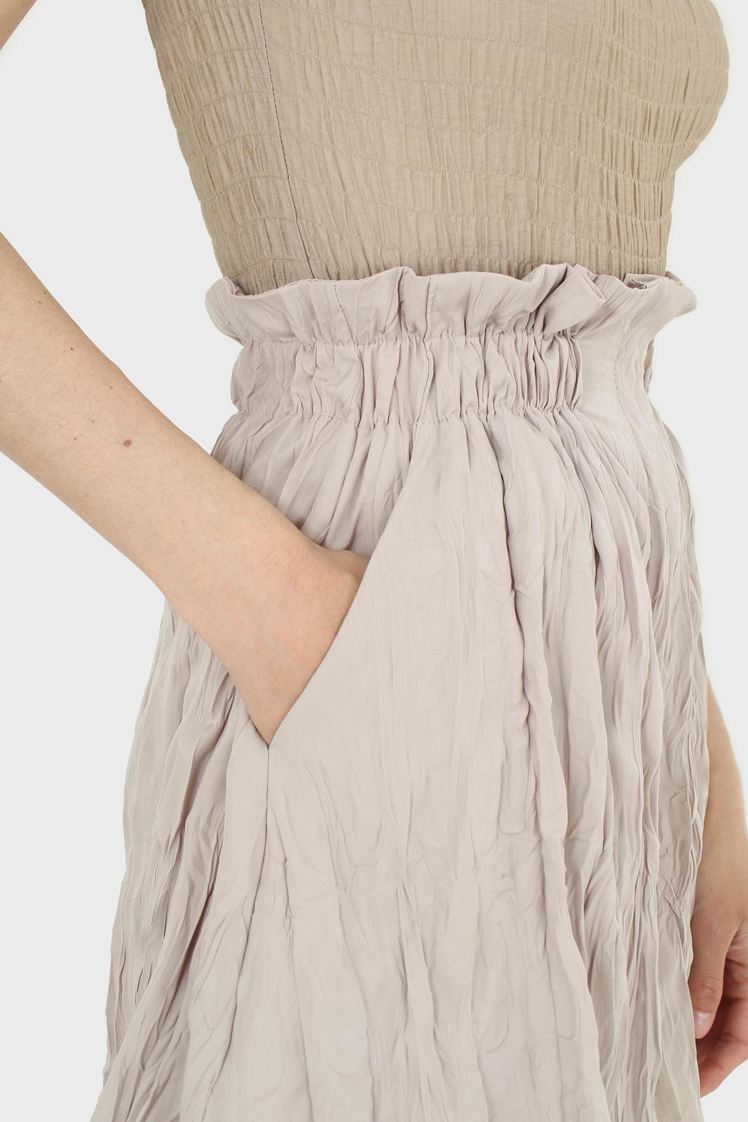 Beige silky wrinkle shorts_5
