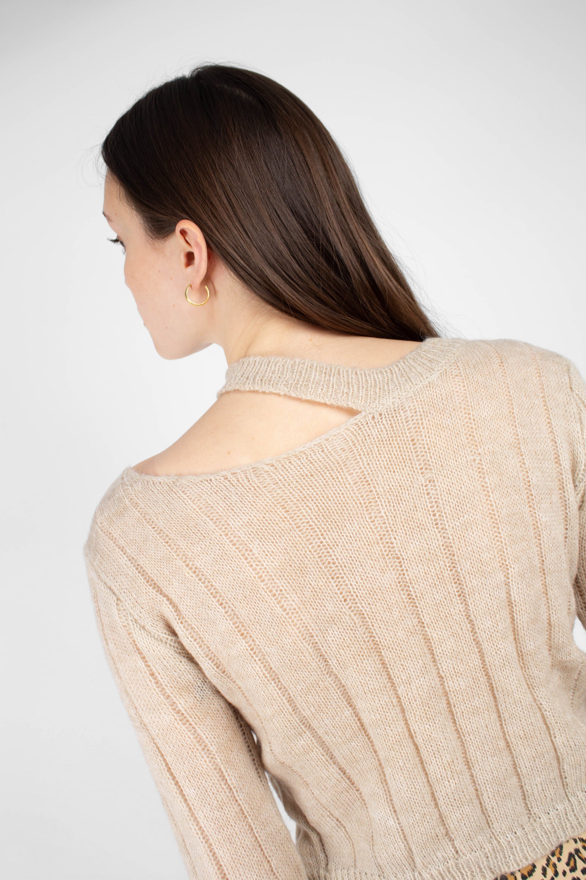 Beige neck slit cropped long sleeved knit top_3