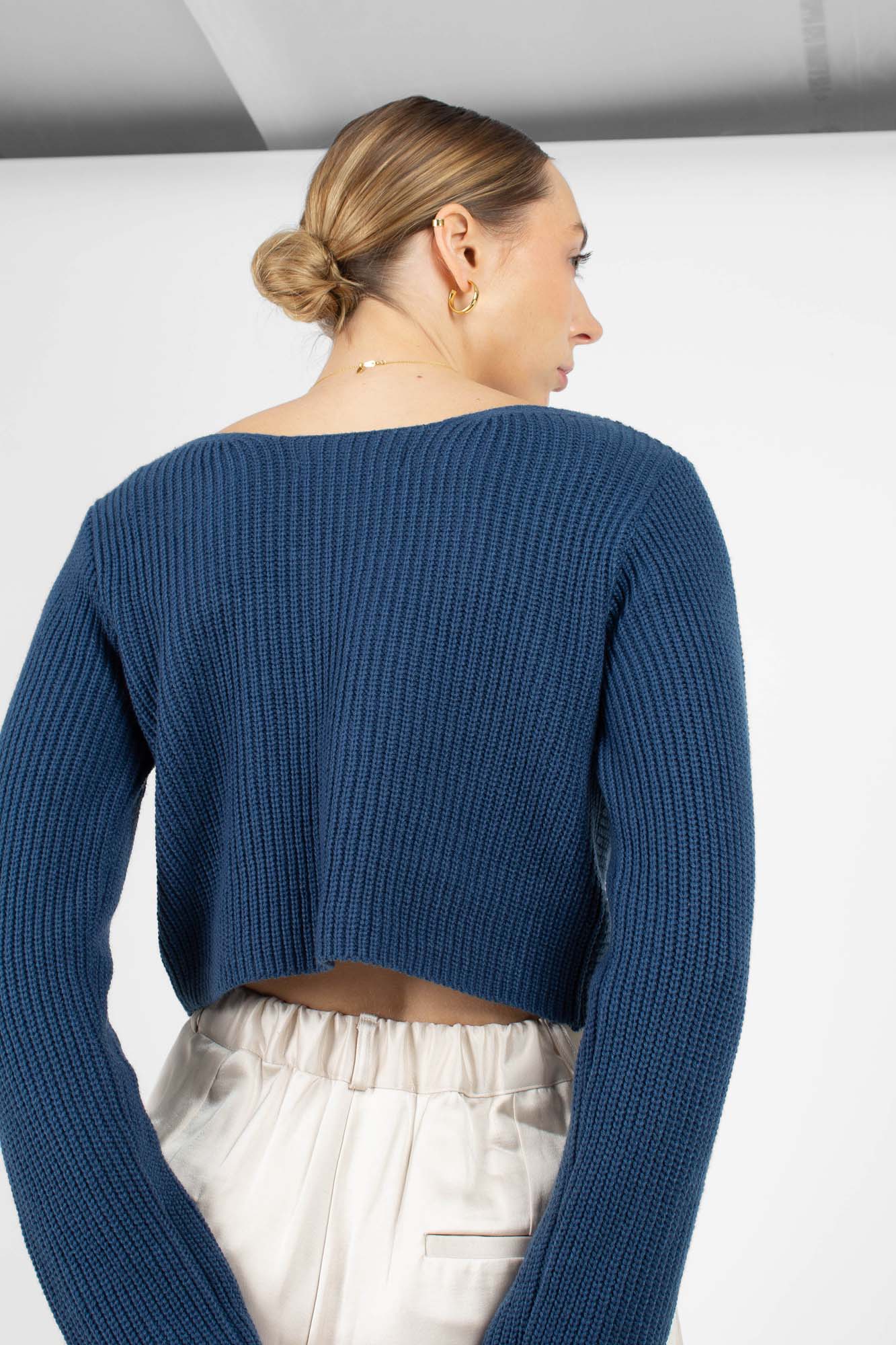 Dark blue twist front cropped knit top_3
