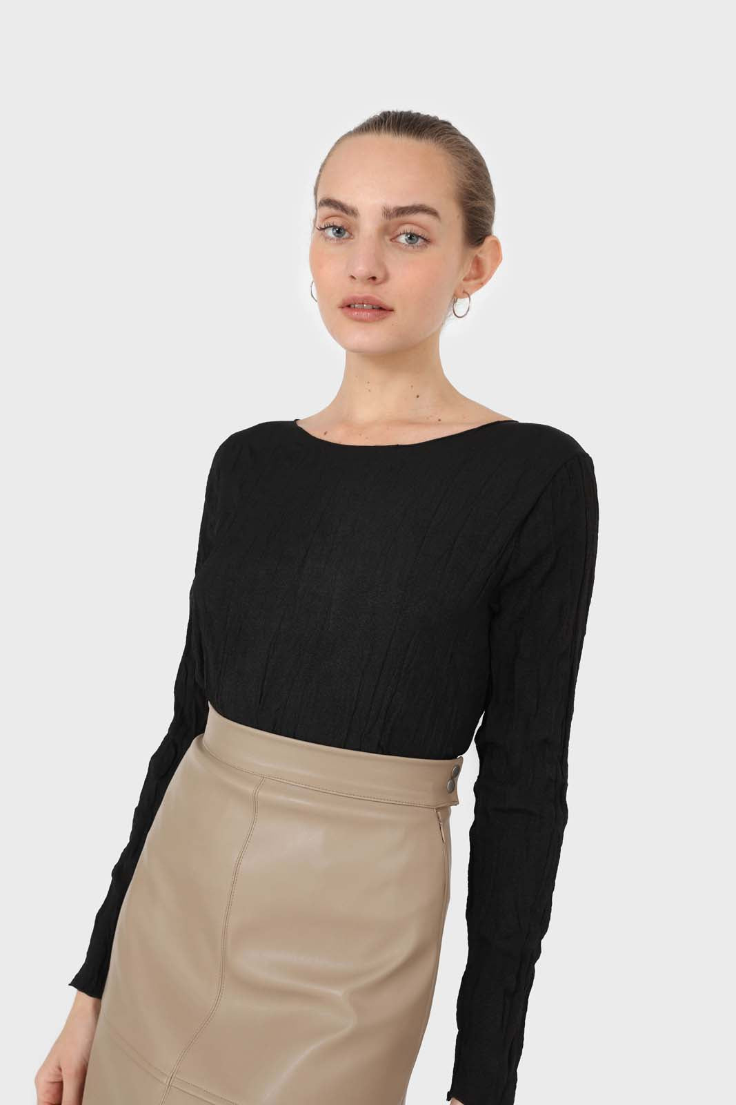 Black wrinkled long sleeved top_2