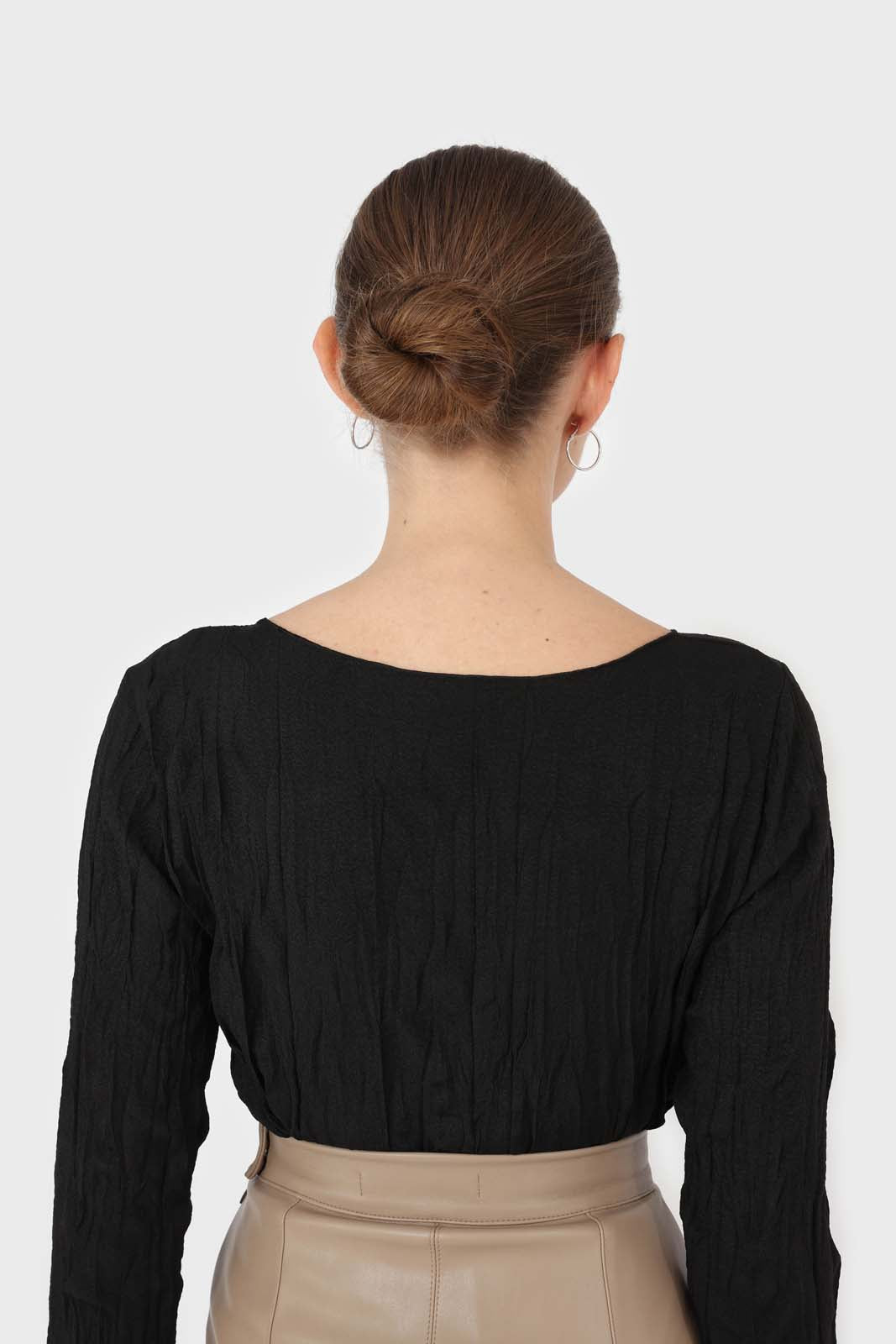 Black wrinkled long sleeved top_8