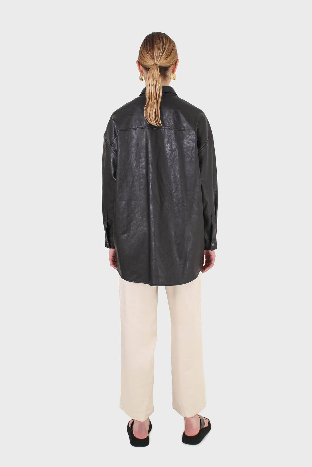 Black vegan leather belted shirt jacket_11