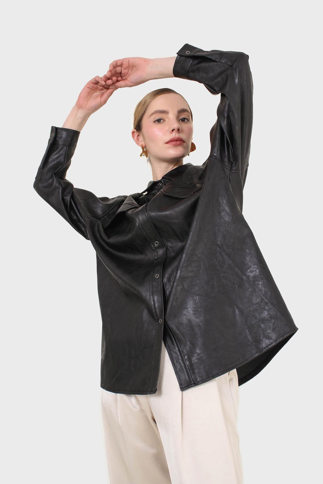 Black vegan leather belted shirt jacket_12