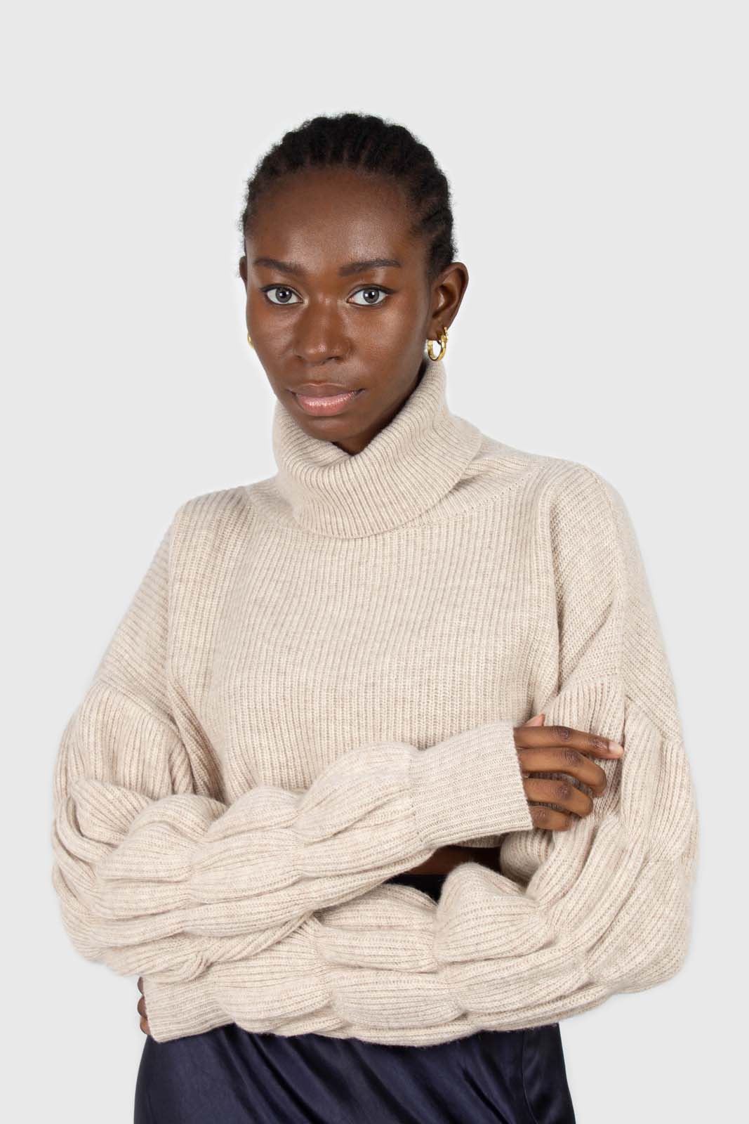 Beige balloon sleeved cropped wool blend turtleneck top_5