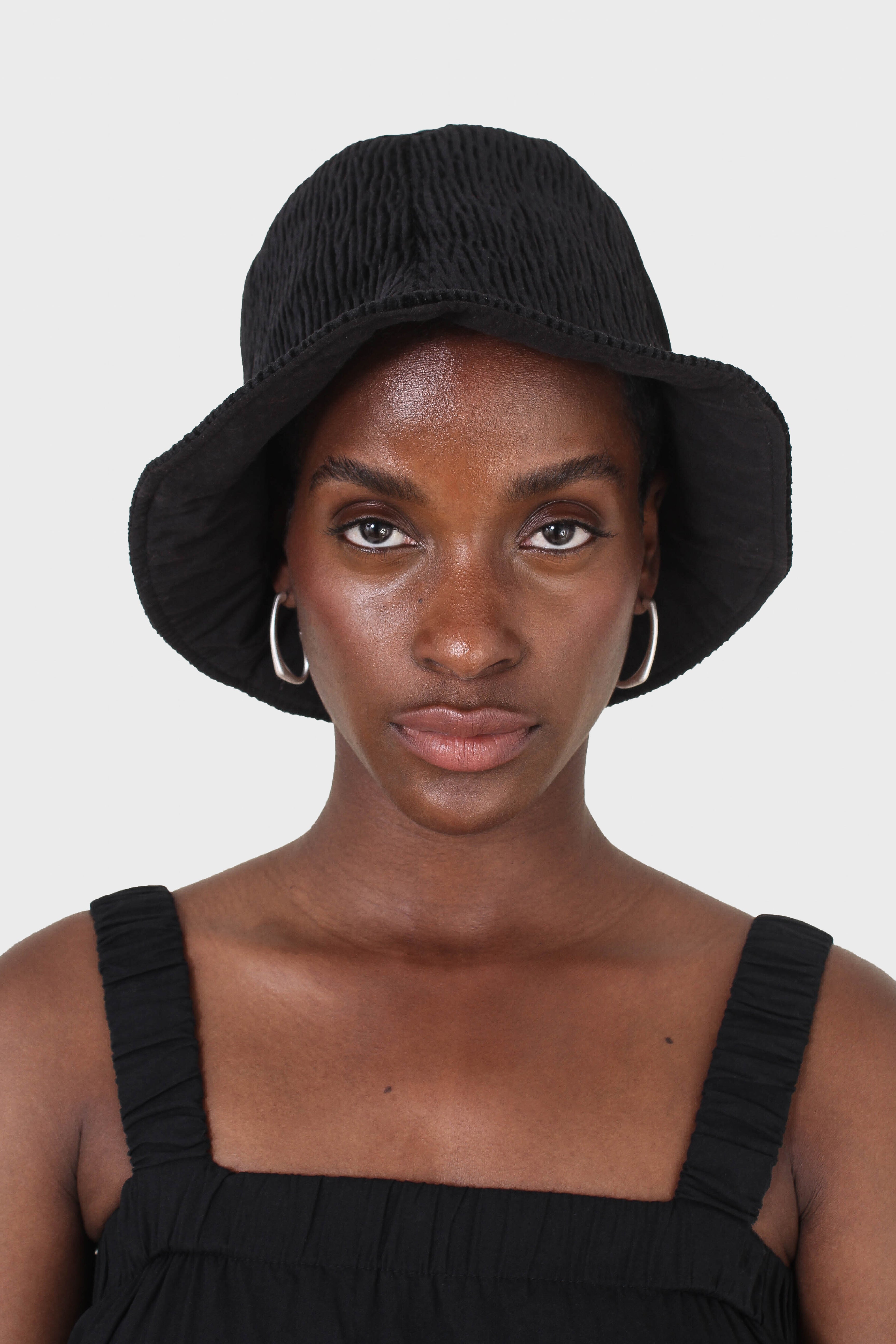 Black wrinkle velvet reversible bucket hat_1