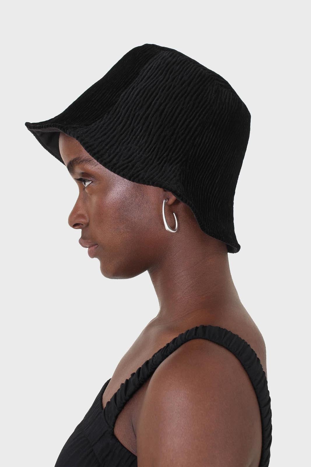 Black wrinkle velvet reversible bucket hat_3