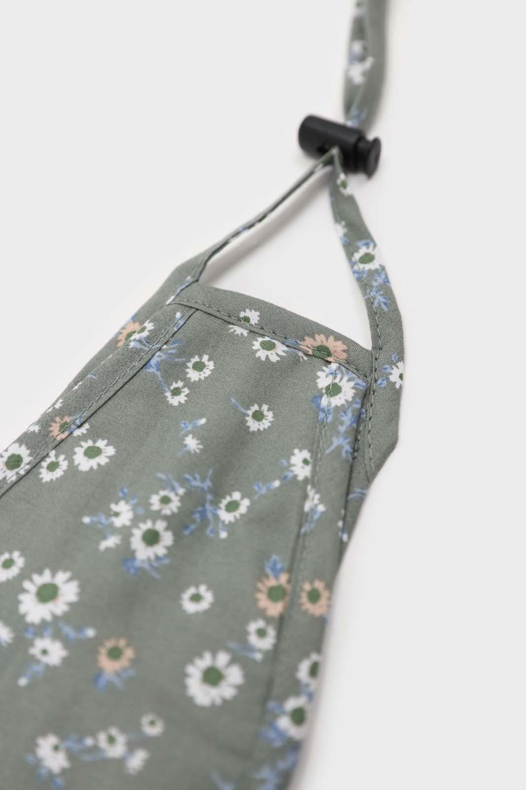Khaki and white wild daisy print face mask_1