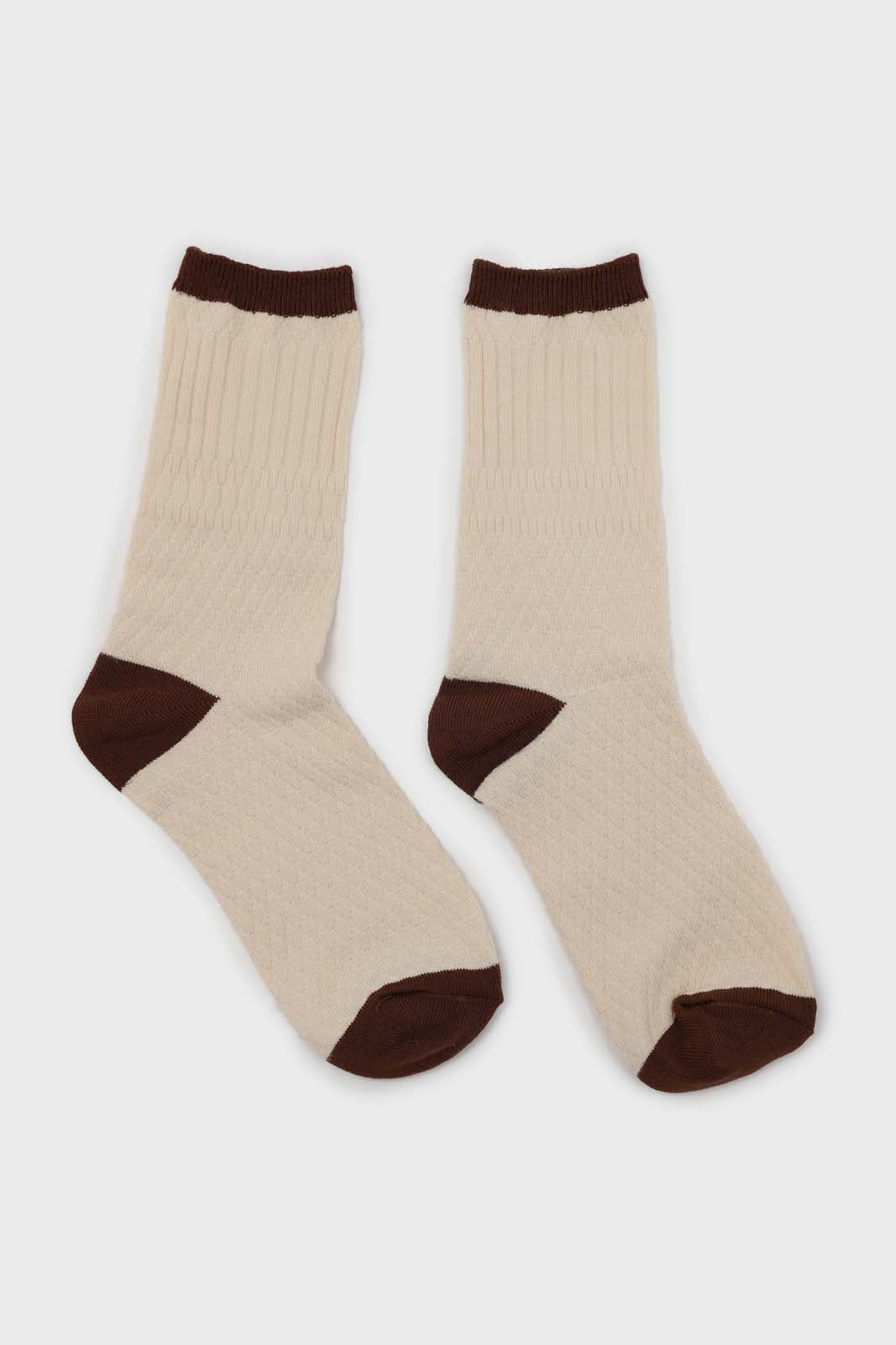 Ivory textured diamond brown trim socks_4
