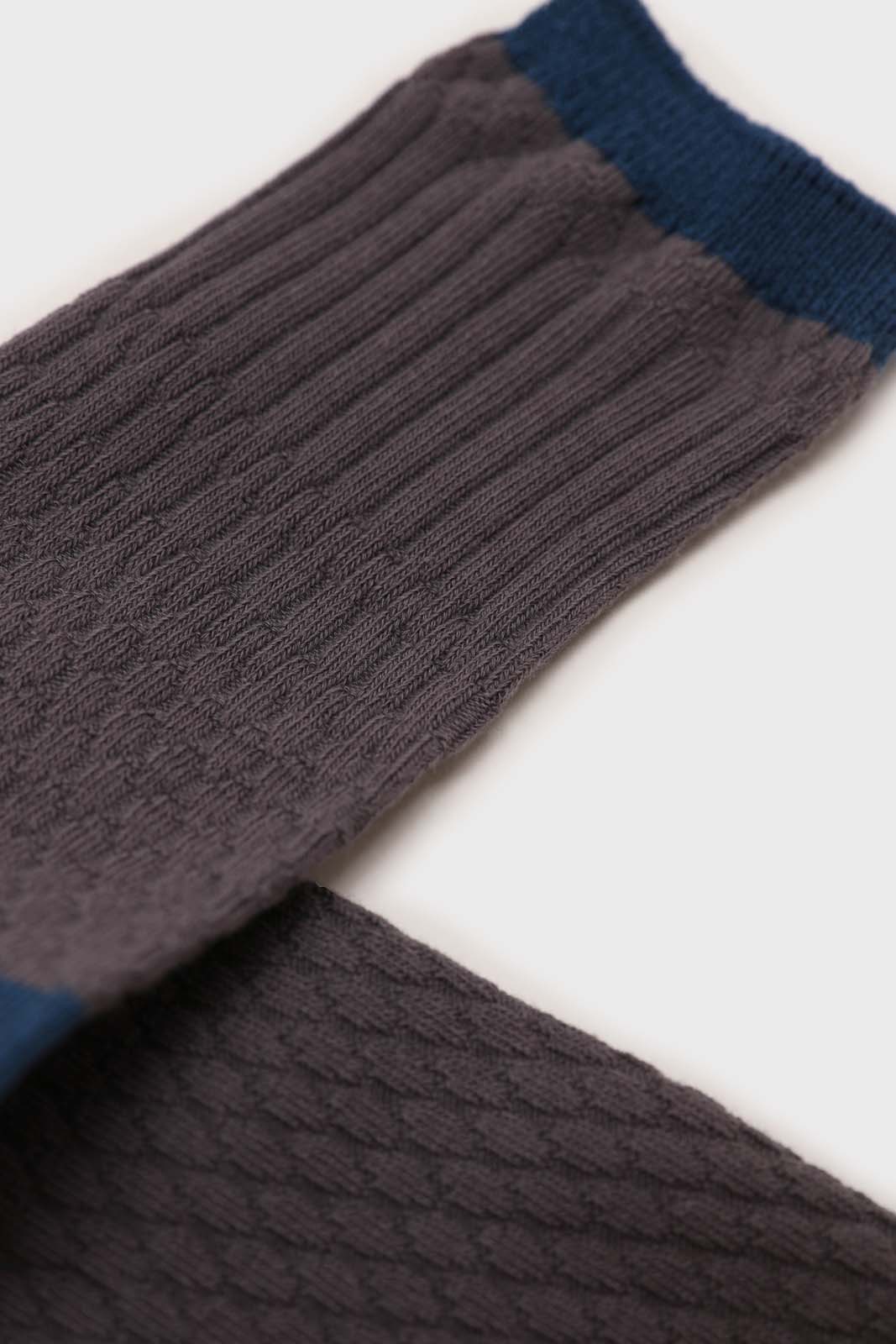 Grey textured diamond blue trim socks_2