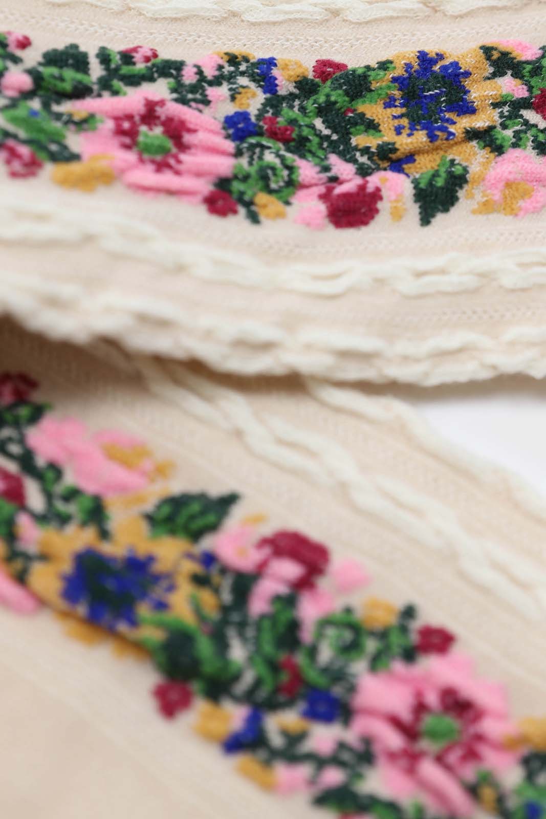 White textured floral strip socks_4