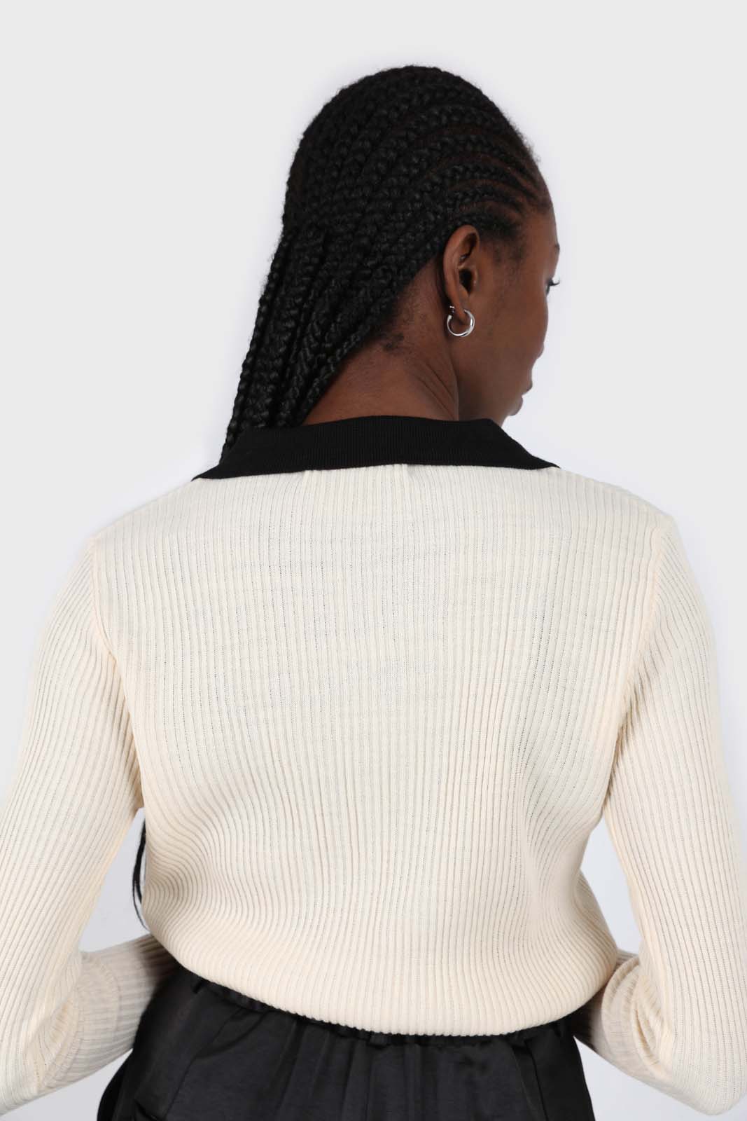 Ivory and black contrast collar knit top_3
