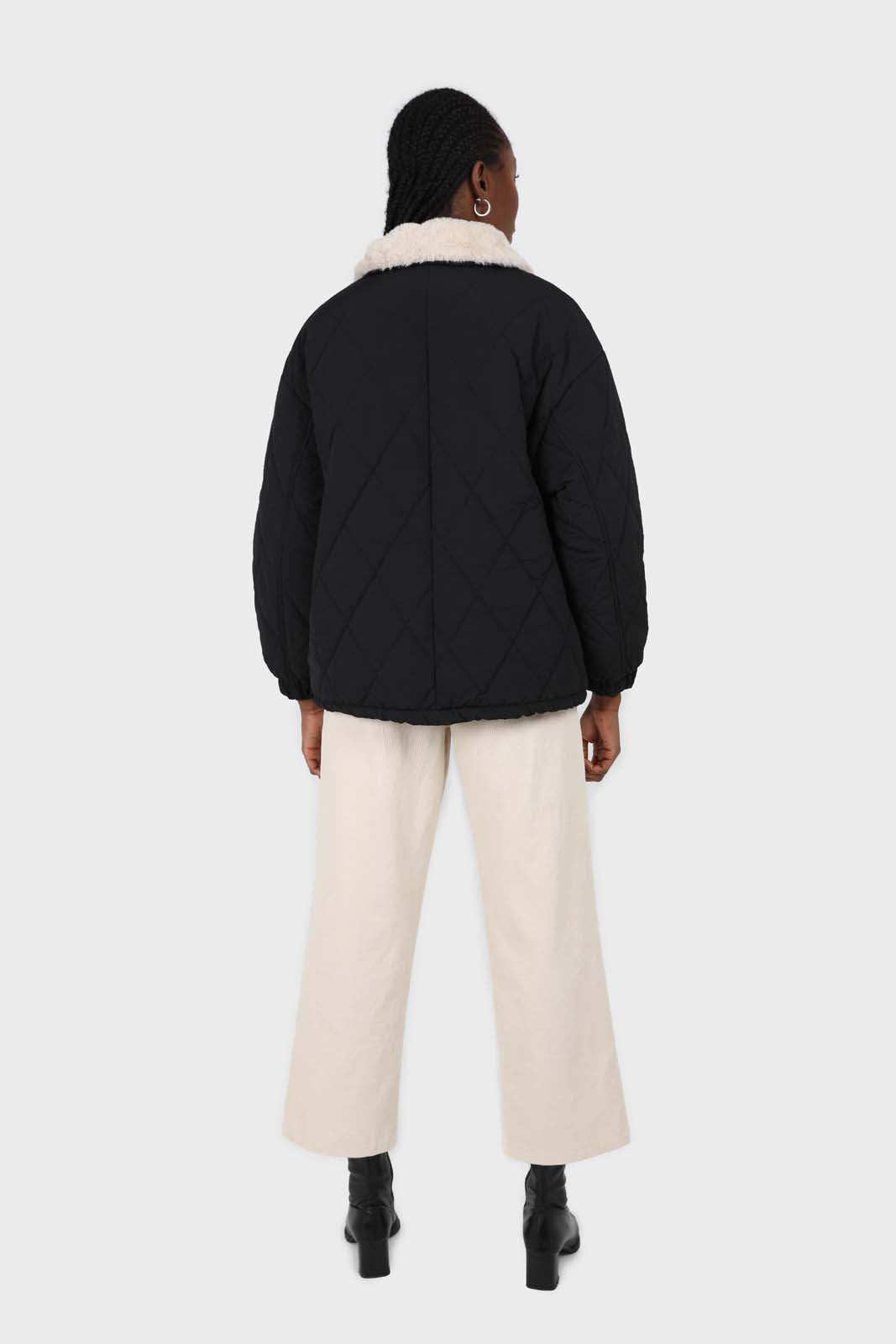 Black and ivory fuzzy pointed collar quilted jacket_3