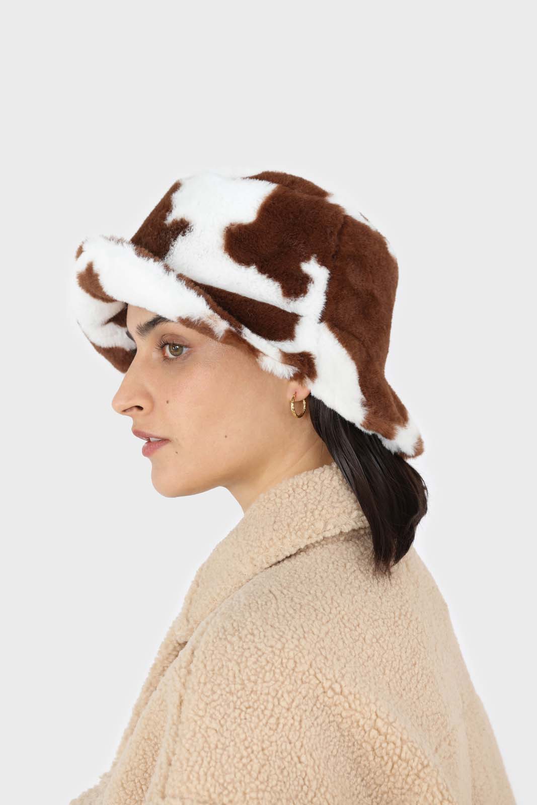 White and brown cow print faux fur bucket hat_2