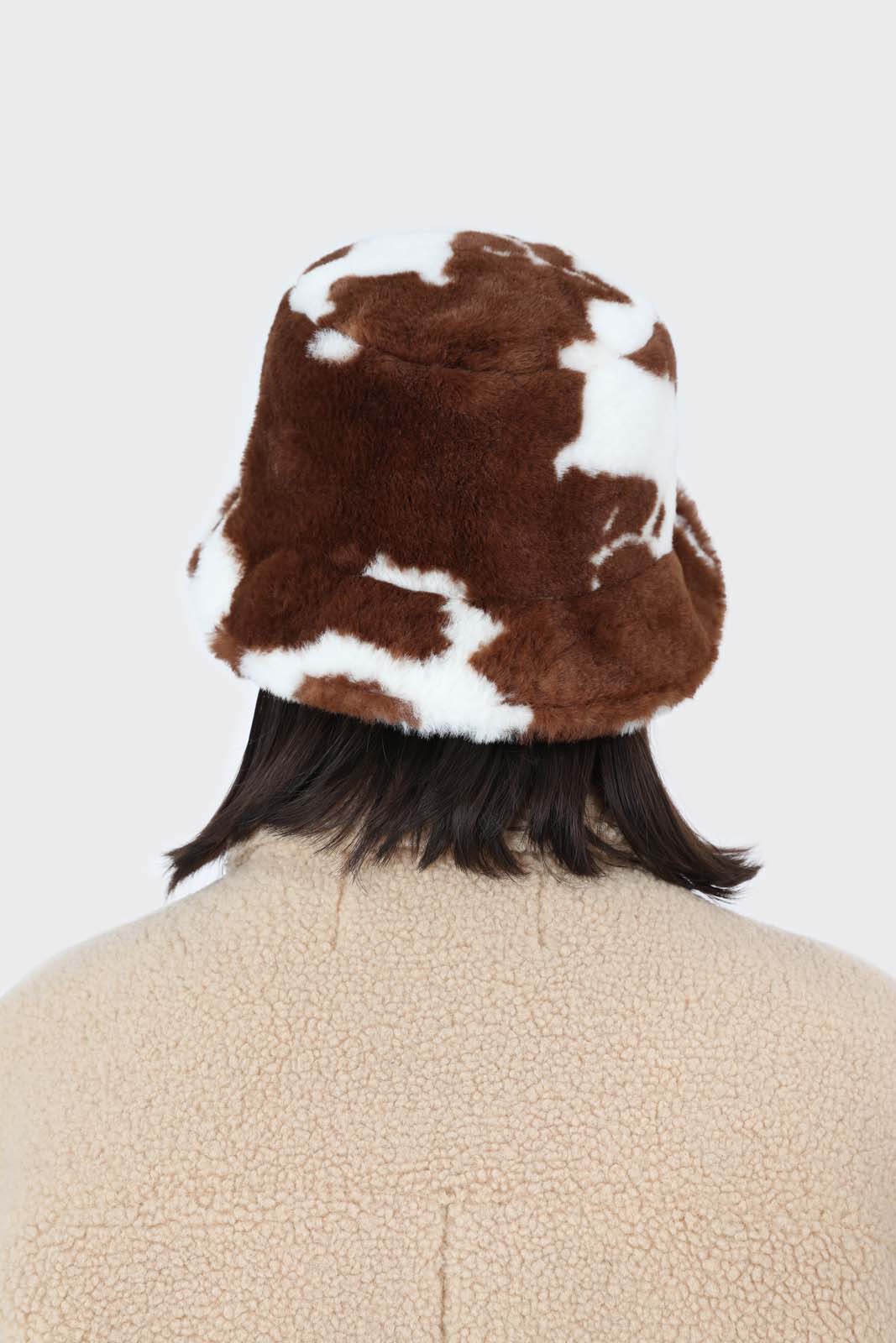 White and brown cow print faux fur bucket hat_3